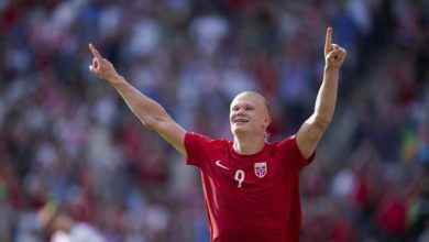 هالاند يحرج طفلا بسبب شعار مانشستر يونايتد