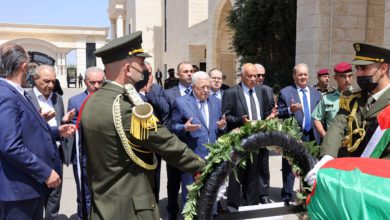 بدء مراسم تشييع رئيس هيئة شؤون الأسرى قدري أبو بكر في المقاطعة بمشاركة الرئيس عباس