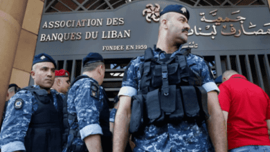 لبناني يقتحم مصرفاً بقنبلة.. تحذير من "انتفاضة" للمودعين
