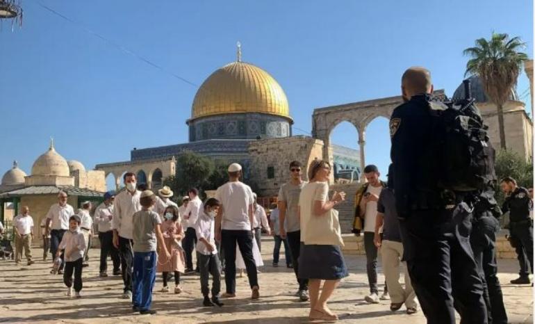 مستوطنون يقتحمون المسجد الأقصى بحماية قوات الاحتلال