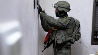 الاحتلال يقتحم منزلي عائلة الشنتير بالخليل ويأخذ قياساتهما