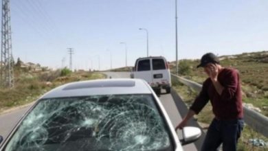 مستوطنون يهاجمون مركبات المواطنين بالحجارة قرب يعبد