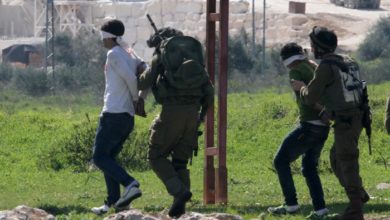 القدس: الاحتلال يعتقل مواطنين من العيزرية