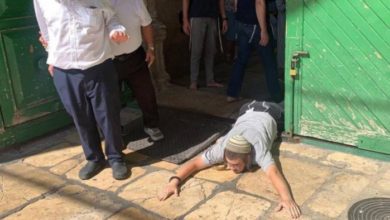 مستوطنون يؤدون طقوسا تلمودية امام باب المجلس في المسجد الاقصى