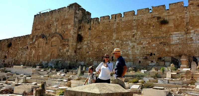 مجلس أوقاف القدس" يستنكر اقتحام متطرفين يهود مقبرة باب الرحمة وتدنيسها