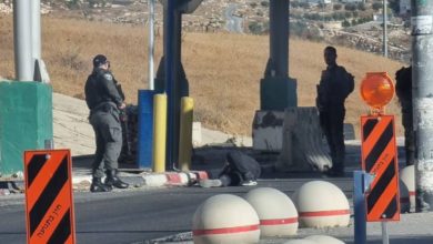 الاحتلال يطلق النار على شاب عند حاجز جنوب القدس