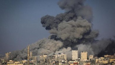 طيران الاحتلال يقصف عمارتين سكنيتين بمخيم النصيرات موقعا عشرات الشهداء والجرحى