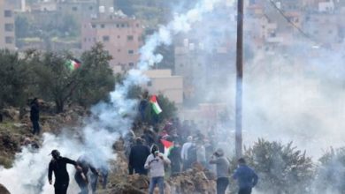 إصابات بالرصاص المعدني والاختناق خلال مواجهات مع الاحتلال في العروب