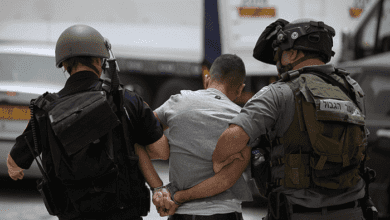 الاحتلال يعتقل شابين ويحتجز ثالثاً عند حاجز عطارة العسكري