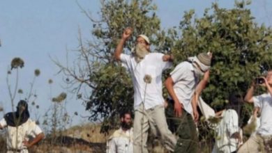 مستوطنون يجبرون 3 عائلات في حزما على هدم مساكنها والرحيل
