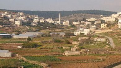 مستوطنون يغلقون مدخل قرية وادي فوكين غرب بيت لحم