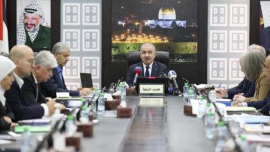 مجلس الوزراء يؤكد الاستمرار ببذل الجهود بالتنسيق مع الأطراف الدولية والمحلية لإدخال المساعدات الفلسطينية من الضفة إلى غزة مباشرة