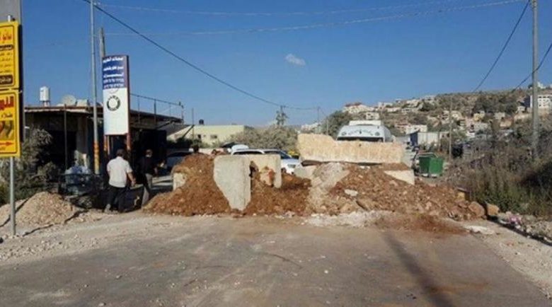 الاحتلال يغلق الشارع الغربي لمدينة طولكرم بالسواتر الترابية
