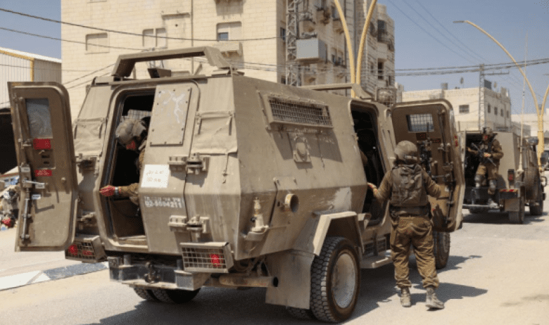 الاحتلال يستولي على 3 مركبات من الظاهرية ويهدد مواطنين بالقتل في بيت أمر