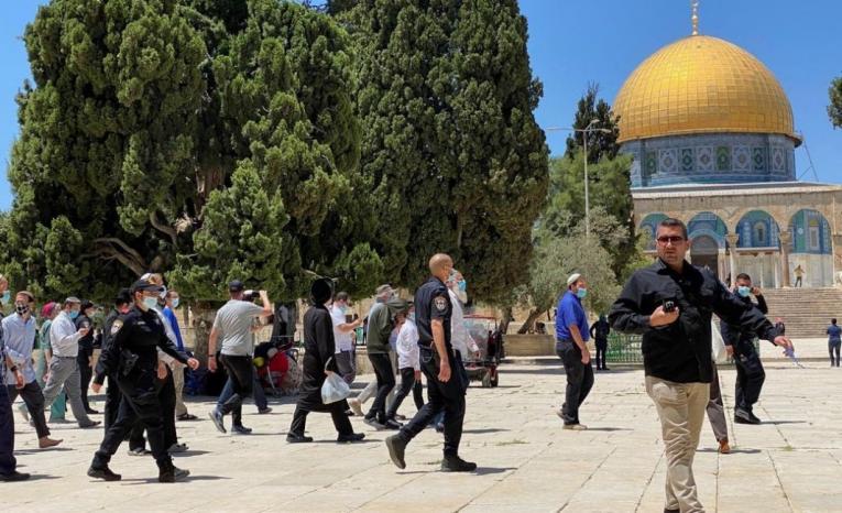 مستوطن مسلح بسكين يحاول اقتحام المسجد الأقصى