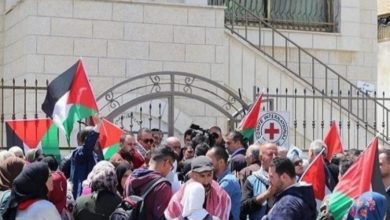 أهالي وأصدقاء الأسرى والناشطين في حقوق الإنسان يهددون الصليب الاحمر بخطوات تصعيدية ان لم يستجب لمطالبهم