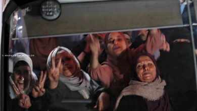 أسيرات يرفعن شارات النصر بعد تحريرهن على أيدي المقاومة الفلسطينية بغزة.