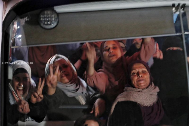 أسيرات يرفعن شارات النصر بعد تحريرهن على أيدي المقاومة الفلسطينية بغزة.