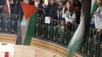 متظاهرون يقتحمون المبنى الإداري بجامعة ميشيغان دعما لفلسطين