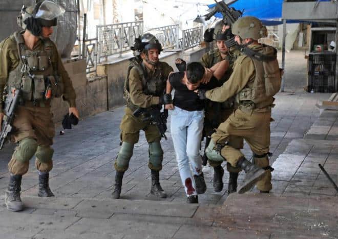 قوات الاحتلال تعتقل مواطنا من طمون وثلاثة من القدس