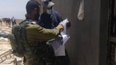 الاحتلال يوقف البناء في ثلاثة منازل ويهدم بئرا شمال الخليل