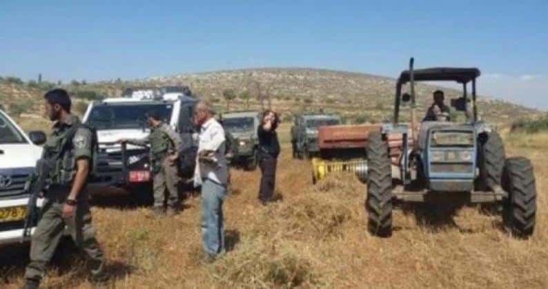 الاحتلال يعتقل مواطنين ويستولي على جرار زراعي في الخليل