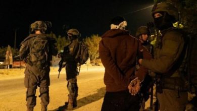 الاحتلال يصيب شابا ويعتقل مواطنا ونجله خلال اقتحامه بلدة بني نعيم