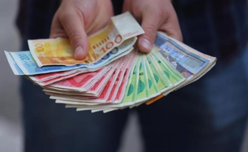 وزارة المالية تعلن صرف رواتب الموظفين العموميين السبت المقبل بنسبة 65 %