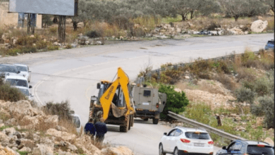 الاحتلال يستولي على جرافة ومركبة في دير بلوط
