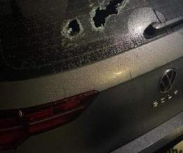مستوطنون يهاجمون مركبات المواطنين في بلدة سنجل شمال رام الله