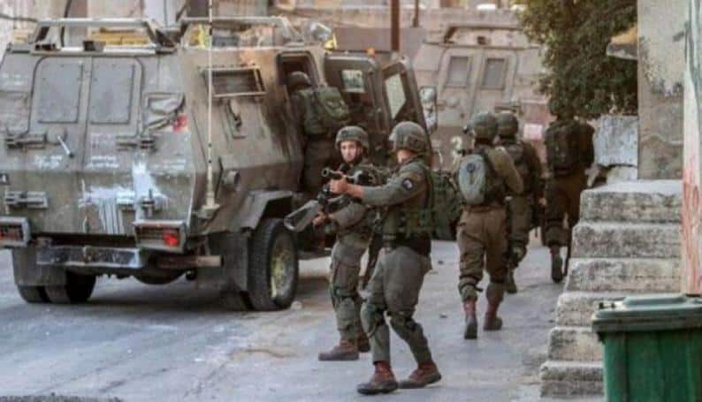 قوات الاحتلال تحاصر منزلا وتعتقل شابا شرق نابلس