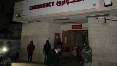 أعلن المكتب الإعلامي الحكومي في قطاع غزة، عن انقطاع التيار الكهربائي عن مستشفى شهداء الأقصى في دير البلح وسط القطاع. وقال المكتب الإعلامي الحكومي، في بيان له، إن المولدات الكهربائية في المستشفى توقفت عن العمل بسبب نفاد الوقود، ما ينذر بوقوع كارثة إنسانية جديدة وتوقف الخدمة الصحية في المستشفى. وبين أن هناك خشية من وفاة مرضى وأطفال في أقسام العناية المركزة والحضانة نتيجة انقطاع الكهرباء. وحمل المكتب جميع جهات الاختصاص والجهات ذات العلاقة، المسؤولية الكاملة عن أي كارثة أو حالات وفاة قد يتعرض لها المرضى والأطفال، خاصة في أقسام العناية المركزة والحضانة. وكان المكتب الإعلامي قد حذر، في وقت سابق هذا اليوم، من أن مستشفى شهداء الأقصى على وشك التوقف عن العمل بسبب نفاد الوقود الذي يشغل مولدات الكهرباء، مما يهدد حياة عشرات المرضى.