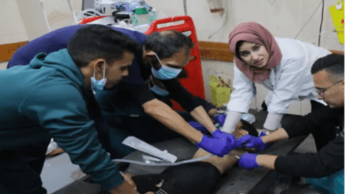 8 شهداء وعشرات الإصابات والمفقودين بقصف الاحتلال لمنزل في دير البلح