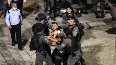 الاحتلال يعتقل عددا من المواطنين ويغلق أحد أحياء جبل المكبر بالقدس