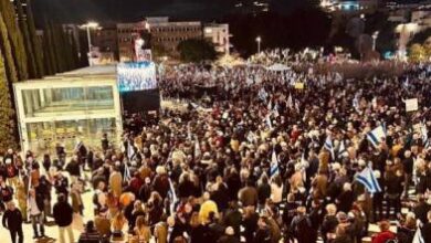 تظاهرات في "تل ابيب" تطالب بإسقاط حكومة نتنياهو وتسريع عقد صفقة تبادل الأسرى