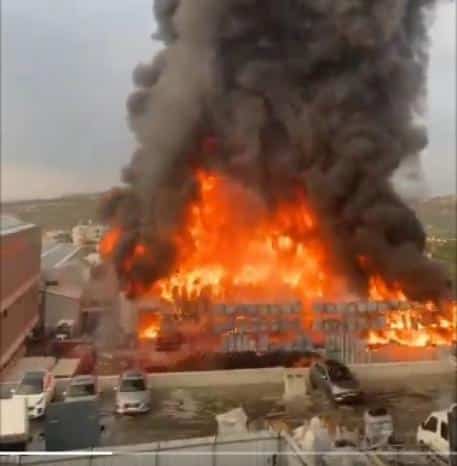 حريق هائل ينشب في مصنع بالخليل ..ومحاولات للسيطرة على الحريق