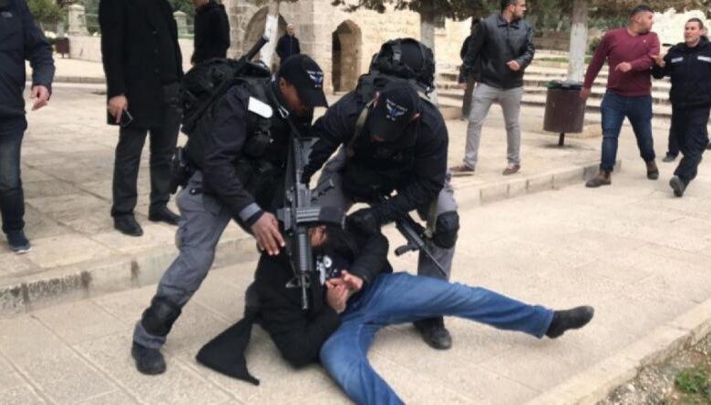 الاحتلال يعتقل 10 مقدسيين من "الأقصى"