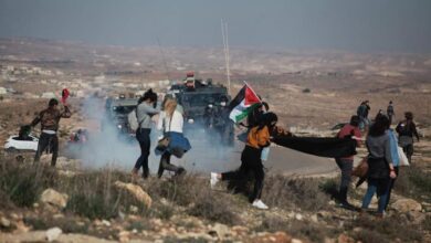 إصابة طفلين في اعتداء مستوطنون عليهما بمسافر يطا جنوب الخليل