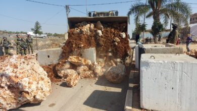 الاحتلال يغلق مدخل بزاريا بالسواتر الترابية