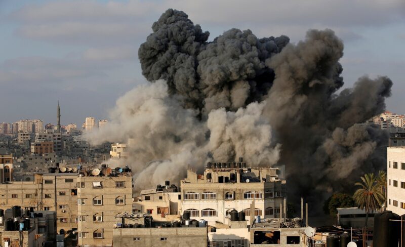 مع القصف المباشر...جيش الاحتلال يتعمّد إحراق مئات المنازل وجامعات ومدارس داخل قطاع غزّة