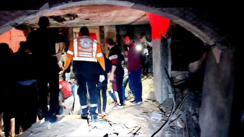 شهيدة وإصابات في قصف للاحتلال استهدف منزلا وسط قطاع غزة