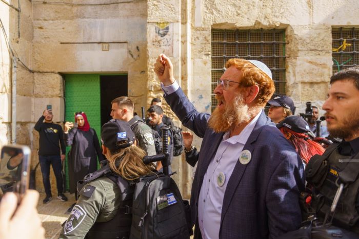 مستوطنون يعتدون على أصحاب المحال التجارية في القدس المحتلة