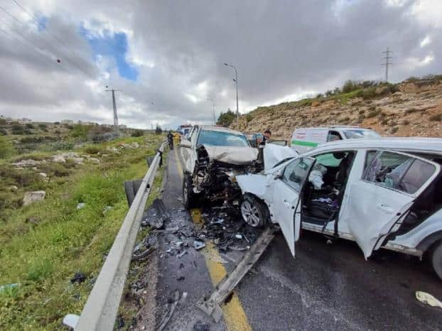 مصرع ثلاثة مواطنين بينهم امرأتان في حادث سير شمال مدينة الخليل