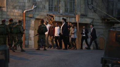 مستوطنون يهاجمون المركبات والاحتلال يمنع المواطنين من الوصول الى منازلهم شرق الخليل
