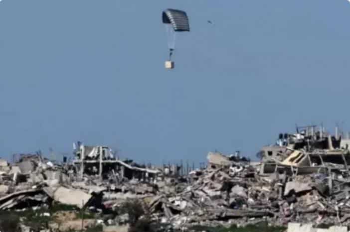 “نبدو ضعفاء جدا أمام إسرائيل”.. الإنزال الجوي للمساعدات الأمريكية على غزة “يعرّي” بايدن