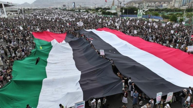 مسيرات مليونية في صنعاء وعدة محافظات: انتصاراً لغزة.. ضرباتنا متصاعدة