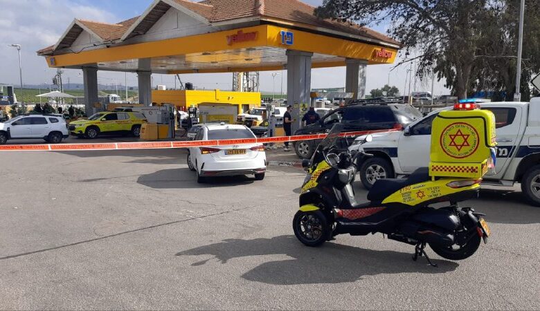 3 إصابات إحداها حرجة بعملية طعن في النقب المحتل