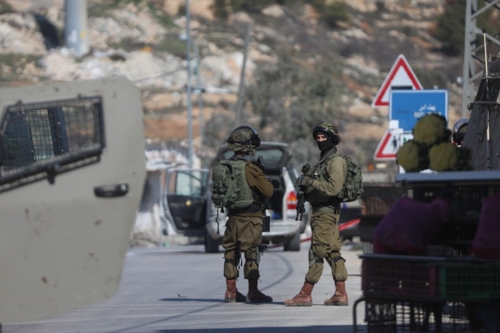 الاحتلال يعتقل شابا من جنين على حاجز عسكري قرب نابلس
