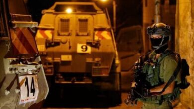 الاحتلال يعتقل شابا ويحتجز العشرات ويقتحم مصنعا بأريحا