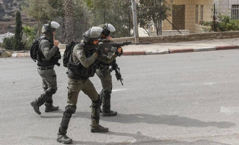 الاحتلال يعتدي على شابين خلال اقتحام بيتا جنوب نابلس